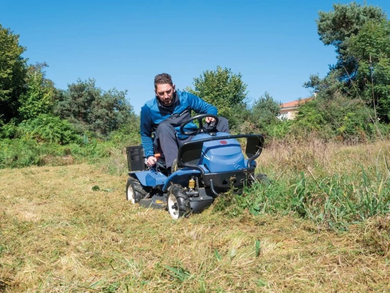 Débroussailleuse autoportée ISEKI SRA800A avec pare-chocs – Image 2